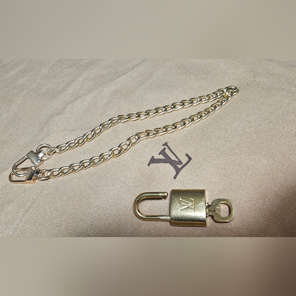 2 Authentic Louis Vuitton Lock & Keys #322 & #323 (Plus 2 unbranded chains) - Picture 8 of 8